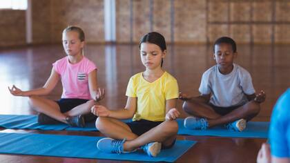 Atención: niños meditando