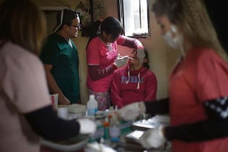 Pura vocación: médicos que viajan a los parajes más relegados para llevar salud