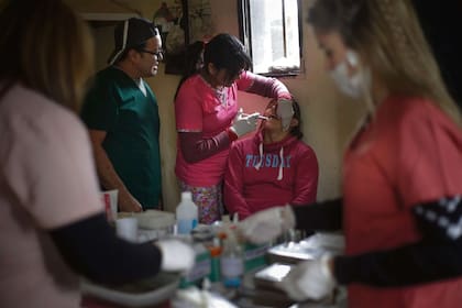Atención odontológica. El equipo de odontología de Una Gota de Salud atiende a una paciente en el paraje El Abra, cercano a Cruz del Eje