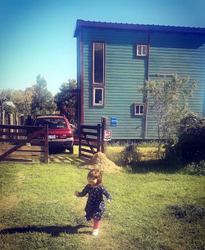 Atenea, jugando frente a su hogar.