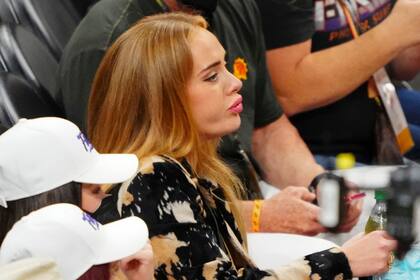 Atenta mirada. Adele, el sábado pasado, disfrutando el encuentro entre los Milwaukee Bucks y los Phoenix Suns