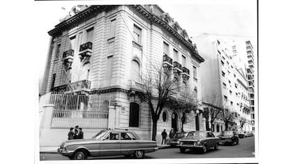 La esquina de Arroyo y Suipacha, donde se encontraba la embajada de Israel antes del brutal atentado