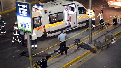 Una ambulancia socorre a heridos