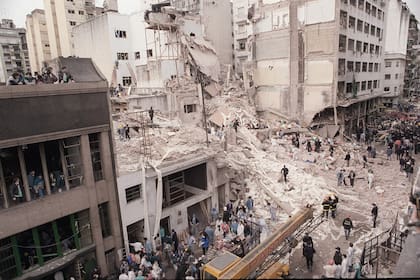 El atentado a la AMIA, en 1994, fue una de las marcas indelebles de la década