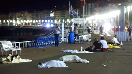 La policía y los servicios de emergencia trabajan en el lugar de la masacre, en Niza