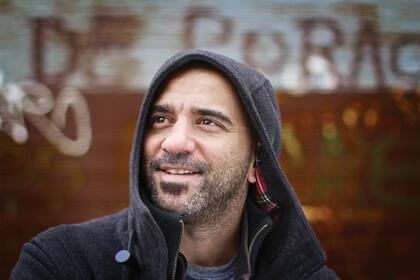 Atento ´´A veces me pasa que estoy en una conversación y escucho dos conversaciones: la que estoy teniendo y la que está pasando al lado´´, reconoce