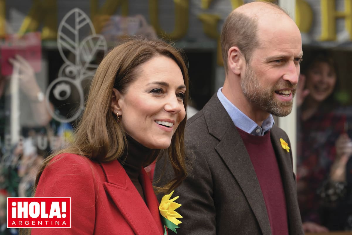 Atentos a los detalles, Kate y William llevaron en las solapas un narciso amarillo, emblema nacional de Gales.