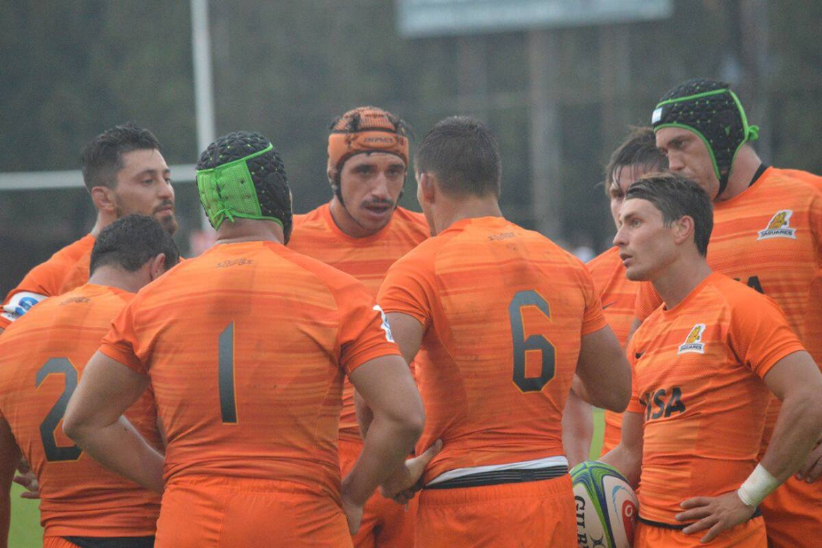 Atentos al capitán: Matera (6) charla con Bertranou, Creevy (2), Arregui (1), Petti, Lavanini y Ortega Desio