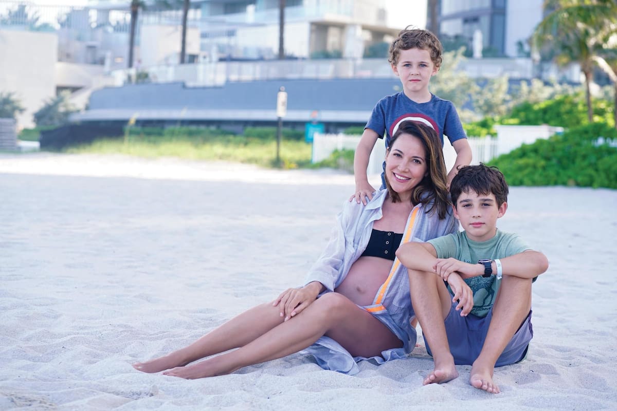 Aterrizó en Florida a mediados de abril, con seis meses
de embarazo recién cumplidos. Se instaló con los tres
hombres de la casa en un departamento de Sunny Isles,
desde donde los chicos toman clases por Zoom y tanto
ella como su marido coordinan reuniones laborales.
“Haber podido hacer este viaje con los chicos está bueno.
Ellos están felices”, cuenta desde la playa, adonde baja
con Manuel (arriba) y Santino (derecha) todos los días.