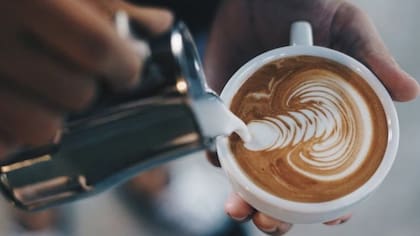 Athenkozi fue contactado en un grupo de Facebook donde compartía su "arte en latte"