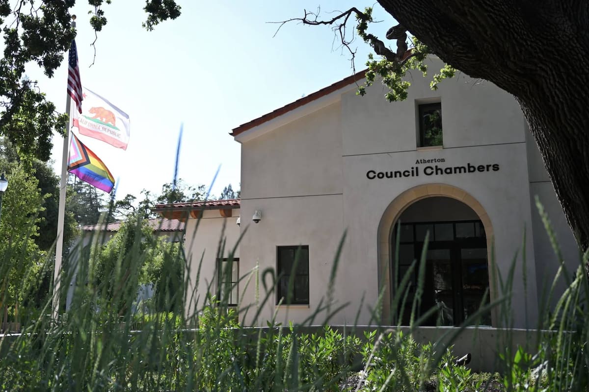 Atherton, California, destaca por su identidad como una pequeña comunidad residencial y rural de aproximadamente 7000 habitantes