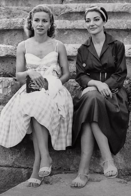 Athina Livanos y María Callas, la esposa y la amante de Aristóteles Onassis, en una de las paradas del crucero que realizaron junto al magnate en 1959