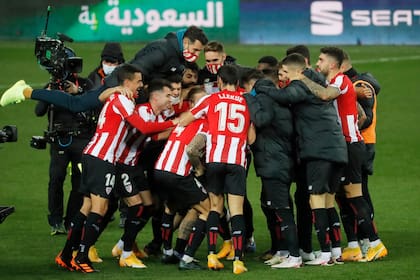 Athletic Bilbao celebra el 2-1 sobre Real Madrid en la segunda semifinal por la Supercopa de España; el club vasco tiene tradición en las copas españolas.
