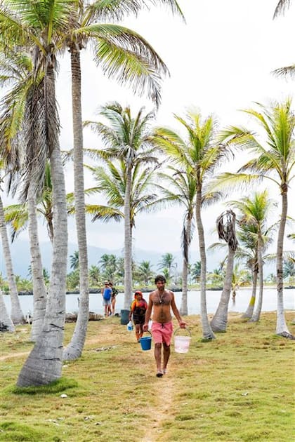 Atípico viaje al Caribe: Carrera lleva el agua por 8 km
