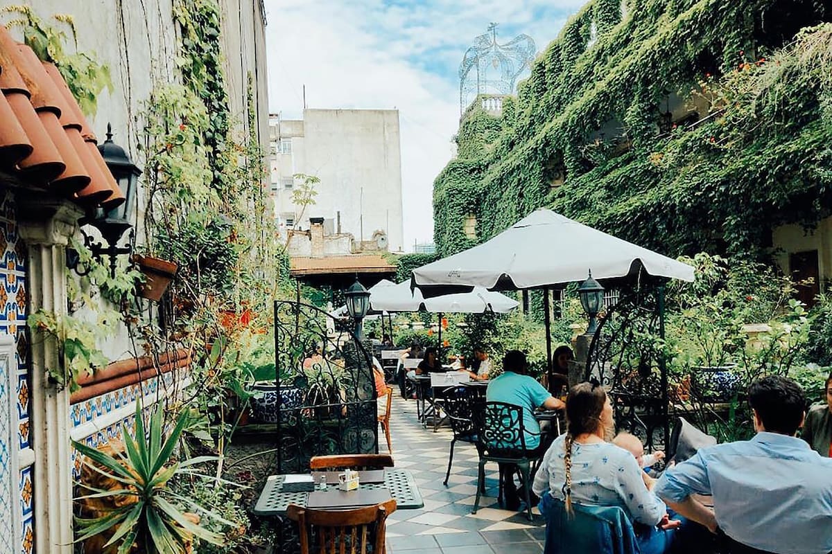 Atis bar está ubicado en Perú 1024, en San Telmo