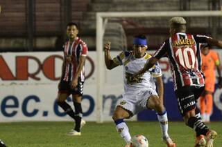 Ascenso. Rojas, patadas y la furia de Erviti en el clásico que esperó seis años