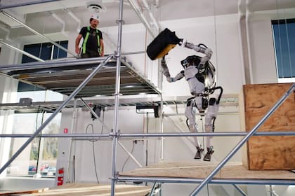 Atlas, el robot humanoide de Boston Dynamics, es capaz de tomar objetos (en este caso, un bolso) transportarlos y tirarlos al tiempo que salta; es otro de los videos promocionales de la compañía
