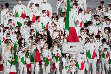 Atletas de Italia marchan durante la ceremonia de inauguración de los Juegos Olímpicos de Tokio 2020 en el estadio olímpico el 23 de julio de 2021 en Tokio, Japón. 
(Foto AP/David J. Phillip)
