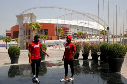 Atletas de Qatar frente al estadio de Khalifa que será sede del mundial de Doha 2019