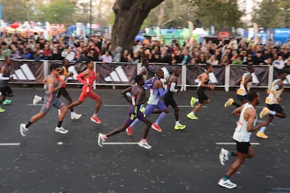 Atletas de todo el mundo corren la maratón de Buenos Aires