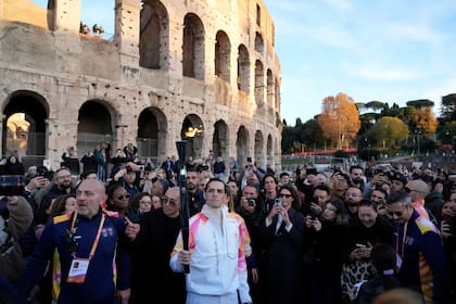 Atletas italianos dan inicio al relevo de la antorcha para los Juegos de Invierno de Milán-Cortina