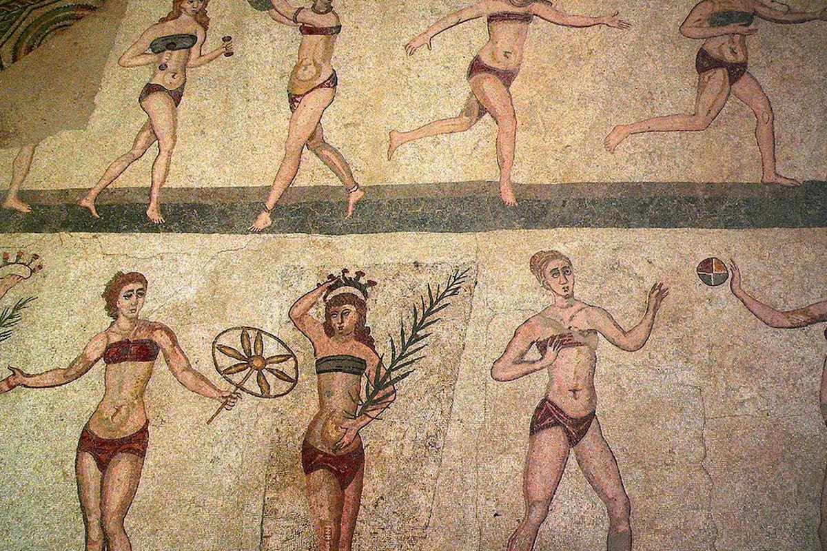 Atletas romanas con prendas parecidas a biquinis en un mosaico siciliano