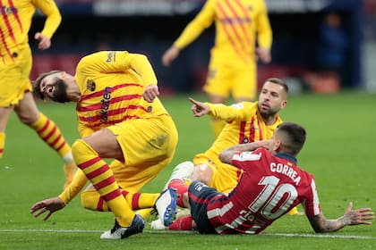 El dolor de Gerard Piqué; por ahora, se trata de un esguince de rodilla, pero puede ser peor.