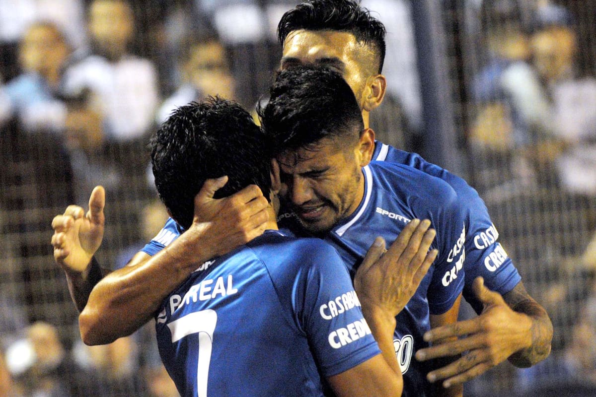 Atletico de Tucuman festeja el triunfo ante Gimanasia .