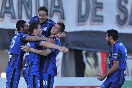 Atlético le ganó a Chacarita y no pierde el ritmo