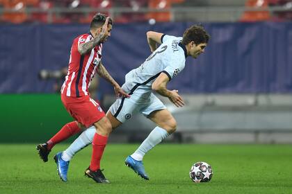 El argentino Ángel Correa presiona sobre el zageuro Christensen