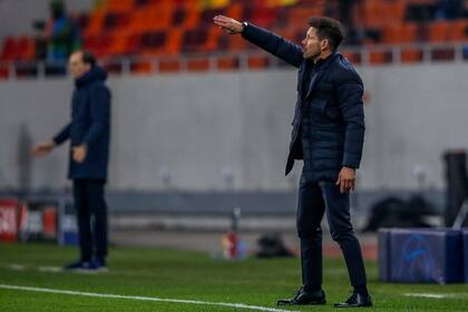 El Cholo Simeone da indicaciones, pero Atlético hizo poco; al fondo, su colega Tuchel