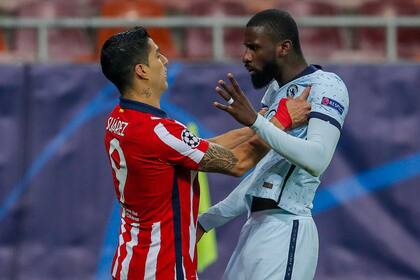 Suárez en un duro enfrentamiento con Rudiger; el uruguayo estuvo muy poco acompañado en ataque