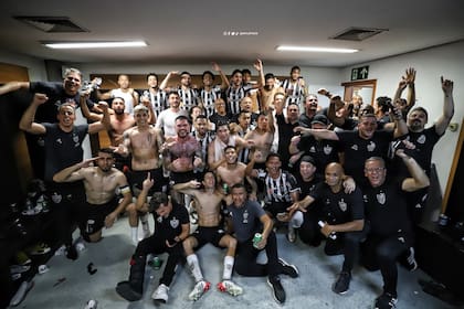 Atlético Mineiro, campeón local en Brasil luego de 50 años; el festejo en el vestuario luego de ganarle a Bahía 3-2