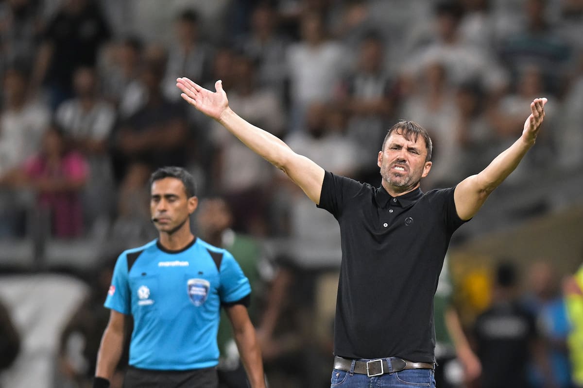 Atlético Mineiro cayó por 1-0 ante Libertad en la Copa Libertadores y Eduardo Coudet estalló ante la reacción de la hinchada de su equipo, que le arrojó una cerveza
