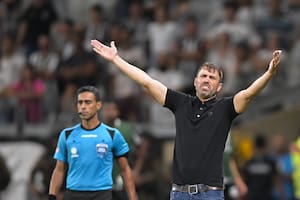 Atlético Mineiro cayó por 1-0 ante Libertad en la Copa Libertadores y Eduardo Coudet estalló ante la reacción de la hinchada de su equipo, que le arrojó una cerveza