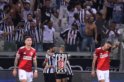 Atletico Mineiro celebra la clasificación a las semifinales de la Copa Libertadores y River la sufre en los rostros de Enzo Fernández y Maidana; la continuidad de Gallardo, uno de los puntos a resolver en el corto plazo