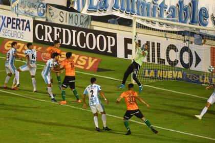 Giuliano Galoppo gana de cabeza y convierte el primer gol de Banfield en la cancha de Atlético Tucumán