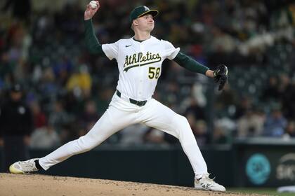 Atléticos anotan dos veces en la novena y vencen 4-3 a los Rangers