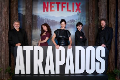 Atrapados tiene un elenco encabezado por Soledad Villamil, Juan Minujín, Matías Recalt, Carmela Rivero, Alberto Ammann, Mike Amigorena y Fernán Mirás y está dirigida por Miguel Cohan y Hernán Goldfrid