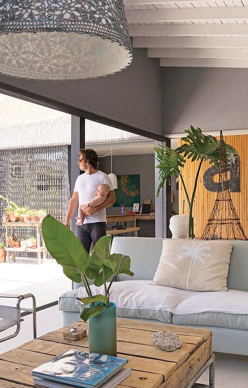 Atrapar el espíritu de las vacaciones en una vivienda permanente. El arquitecto Agustín Goldenhorn cumplió ese deseo colectivo en su propia casa trabajando materiales y planos con mano experta.