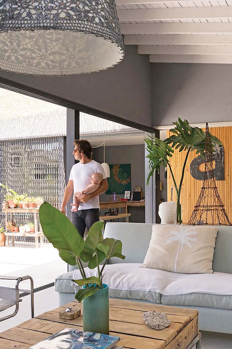 Atrapar el espíritu de las vacaciones en una vivienda permanente. El arquitecto Agustín Goldenhorn cumplió ese deseo colectivo en su propia casa trabajando materiales y planos con mano experta.