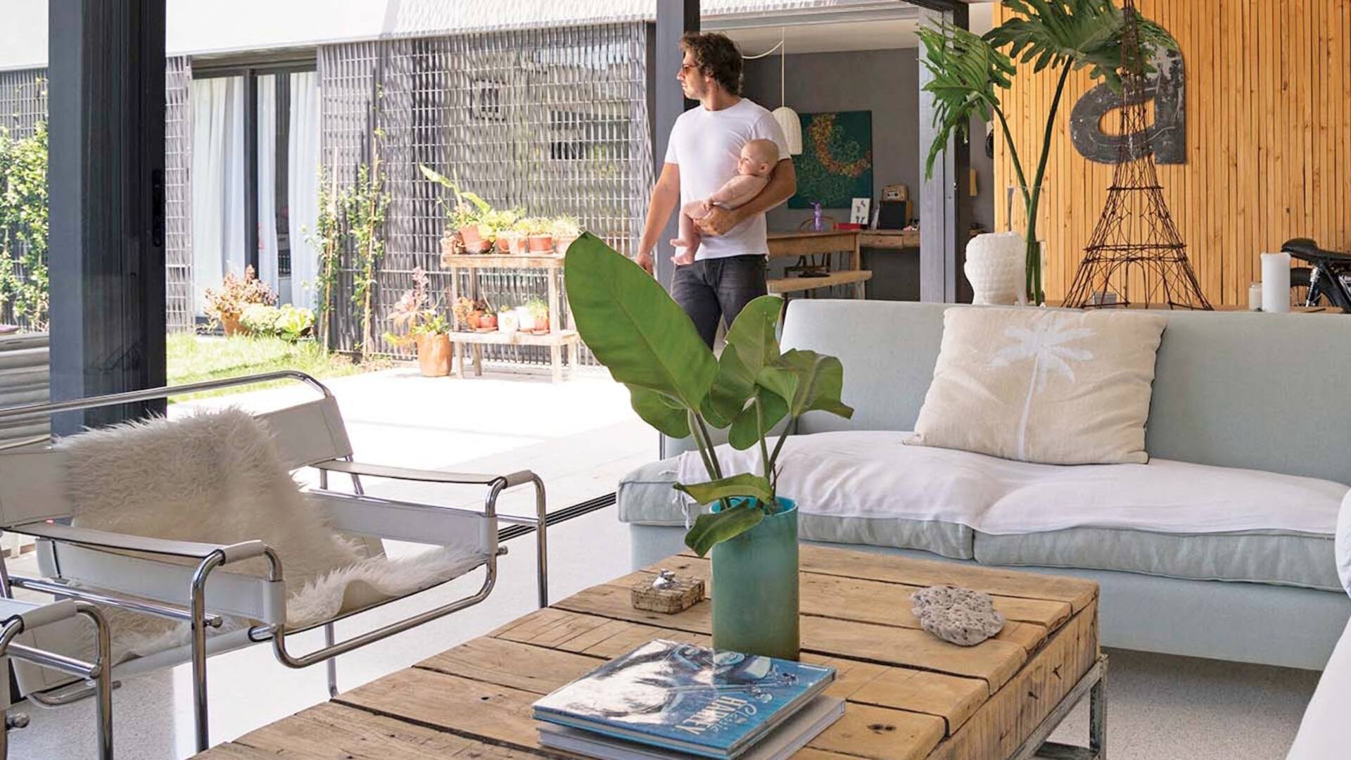 Atrapar el espíritu de las vacaciones en una vivienda permanente. El arquitecto Agustín Goldenhorn cumplió ese deseo colectivo en su propia casa trabajando materiales y planos con mano experta.