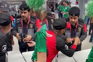 Atraparon a un hincha que intentó ingresar con alcohol escondido en un insólito lugar