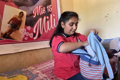 Atrás de su cama, Milagros tiene un póster de lo que fue su Fiesta de 15