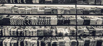 Atrás de una remera que se vende a un dólar hay un largo recorrido
