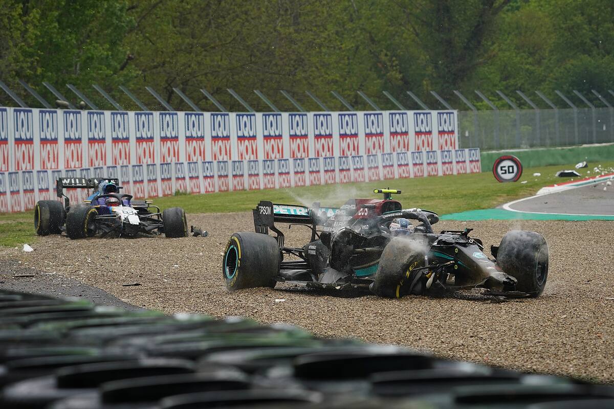 Atrás, George Russell y su averiado Williams; delante, Valtteri Bottas, con su Mercedes aun más dañado; el inglés y el finlandés chocaron a alta velocidad y discutieron.