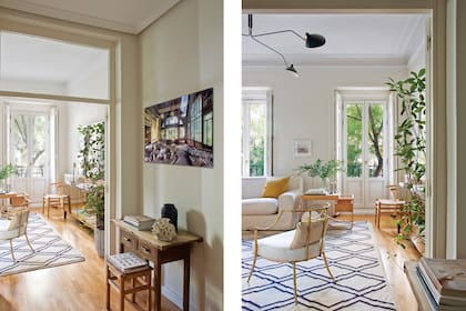 Atravesando un pequeño hall de entrada, aparece el living organizado sobre un kilim de lana con diseño de rombos (Zigler).