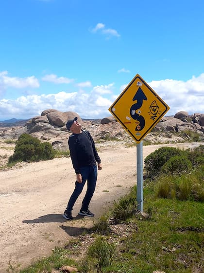 Atravesar el desierto de piedras y fundirse con el paisaje, señal imbatible.