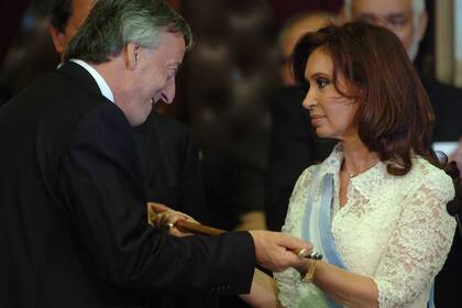 Atributos. El presidente saliente, Néstor Kirchner, le entrega el bastón de mando a su esposa, Cristina Fernández de Kirchner, el 10 de diciembre de 2007, en el Congreso; Cristina Kirchner gobernaría dos períodos y se negaría luego a cumplir el mismo rito con Macri, el presidente que la sucedió