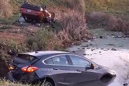 Au LaPlata Km 32 mano a CABA, Hudson, choque, despiste y vuelco entre 2 vehículos.